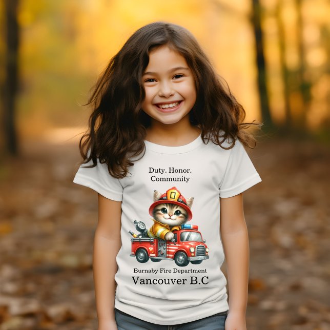 Camiseta Un alegre bombero gatito en un camión rojo brillan (Subido por el creador)