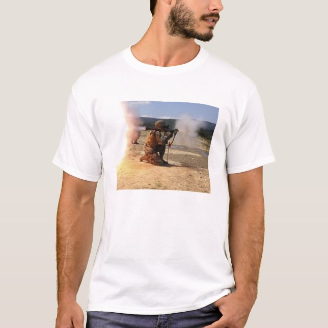 Camiseta Un asaltante dispara una granada propulsada por un (Anverso)