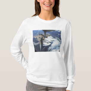 Camiseta Un avión de F-15C Eagle se sienta detrás de un