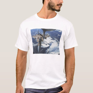 Camiseta Un avión de F-15C Eagle se sienta detrás de un