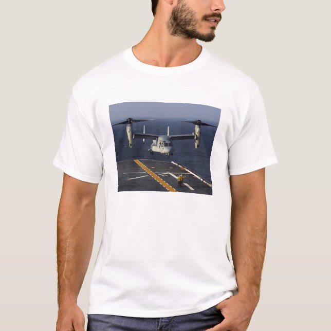 Camiseta Un avión V-22 Osprey se prepara para aterrizar (Anverso)