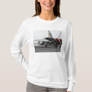 Camiseta Un avispón de F/A-18C lanza de la cubierta de