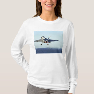 Camiseta Un avispón de F/A-18C lanza de la cubierta de
