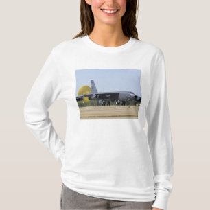 Camiseta Un B-52 Stratofortress despliega su paracaídas