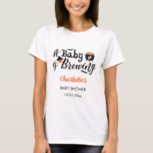 Camiseta Un bebé está preparando Baby Shower de Halloween,