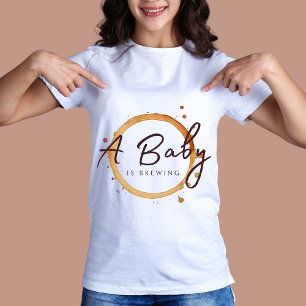 Camiseta Un bebé está preparando Baby Shower para café