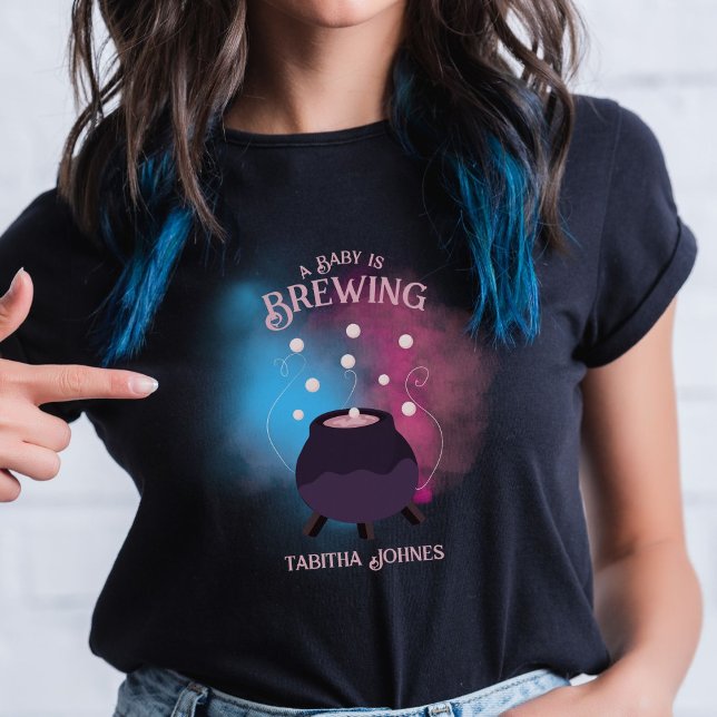 Camiseta Un bebé está preparando un caldero para la revelac (Subido por el creador)