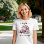 Camiseta Un bebé prepara tetera y tazas de té antiguas<br><div class="desc">Un bebé está preparando una camiseta con un diseño de fiesta de té vintage que incluye tetera, tazas de té y rosas rosas rosas rosas. Para coordinar invitaciones, papelería, juegos y decoración del día del evento, por favor navegue por mi colección de Baby Shower de Fiesta de té de época...</div>