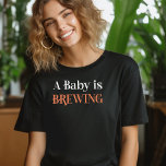 Camiseta Un bebé se está preparando en espeluznante telarañ<br><div class="desc">Un bebé es una camisa que se prepara perfecta para la futura mamita o para revelar la identidad de género de la anfitriona, la invitación del embarazo de otoño o la ducha de bebé con temática de halloween. Un bebé se está preparando está escrito con letras espeluznantes adoquinadas en blanco...</div>