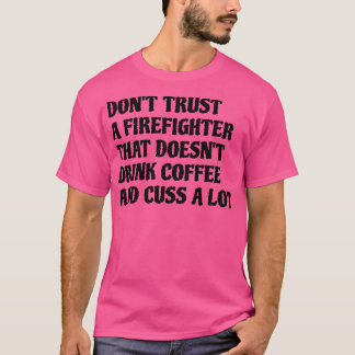 Camiseta Un bombero que bebe café suene mucho