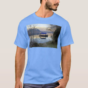 Camiseta Un bote de madera plantada en el lago Bled Esloven