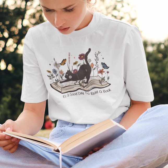 Camiseta Un buen día para leer un libro de gatos (Subido por el creador)