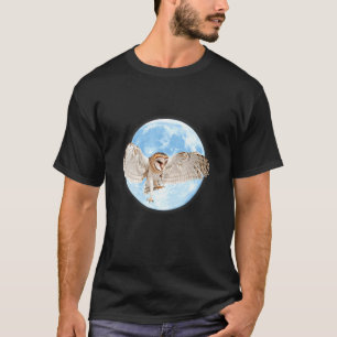 Camiseta Un Búho Volando Al Cielo Nocturno Pasando El Combu