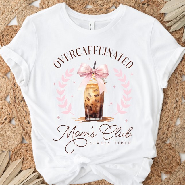 Camiseta Un café picado en el club de la madre (Cute coquette Overcaffeinated Mom's Club Always Tired funny white t-shirt with iced coffee, pink bow)