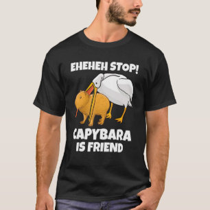 Camiseta Un capibara gracioso que es comido por un meme de 