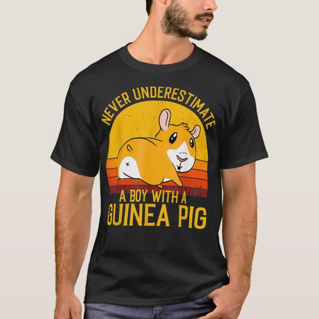 Camiseta Un cerdo guineano nunca subestima a un niño con un (Anverso)