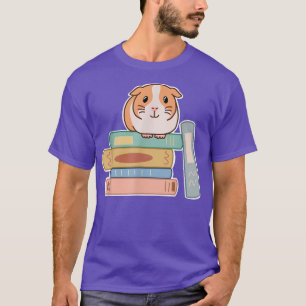 Camiseta Un cerdo guineano sentado encima de una pila de li