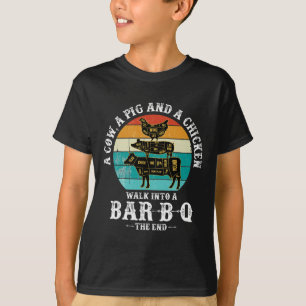 Camiseta Un cerdo, un pollo y una vaca entran en una barbac