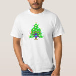 Camiseta Un Chanukkah y navidad<br><div class="desc">Jánuca y el navidad juntos es perfectos para las familias interconfesionales que celebran ambos días de fiesta. Atracción de un menorah del chanukah delante de un árbol de navidad que pone en evidencia el alcohol de los días de fiesta.</div>