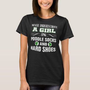 Camiseta Un Chica en calcetines de canapé y bailes irlandes