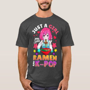 Camiseta Un Chica Que Ama A Los Chicas De KPop Y Ramen.