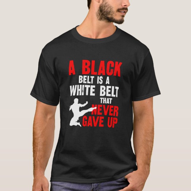 Camiseta Un Cinturón Negro Es Un Cinturón Blanco Que Nunca  (Anverso)