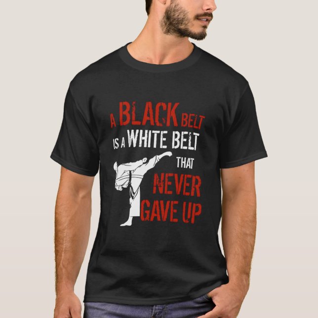 Camiseta Un Cinturón Negro Es Un Cinturón Blanco Que Nunca  (Anverso)