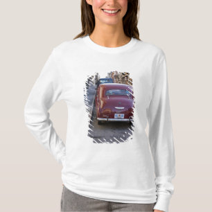 Camiseta Un clásico coche rojo antiguo Peugeot estacionado 