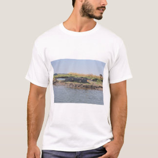 Camiseta Un cocodrilo refrescante cerca del río Zambezi.