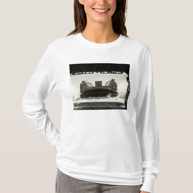 Camiseta Un cojín aéreo de la nave de aterrizaje se prepara (Anverso)