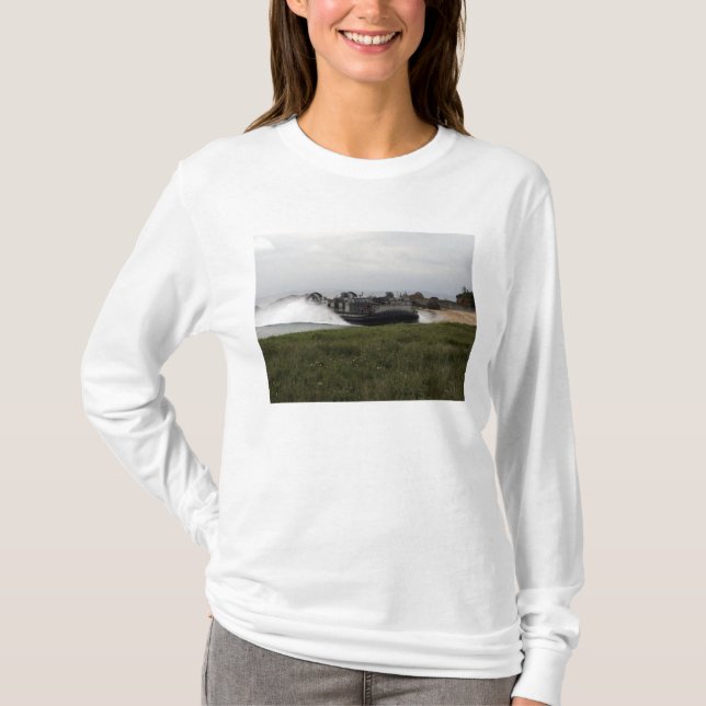 Camiseta Un cojín aéreo de una nave de aterrizaje llega a t (Anverso)