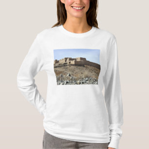 Camiseta Un compuesto fortificado en el pueblo de Akbar KH