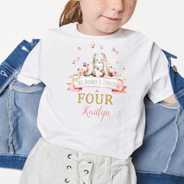 Camiseta Un conejo cumple cuatro años (Subido por el creador)