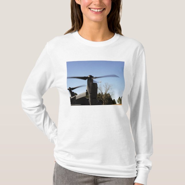 Camiseta Un CV-22 Osprey se prepara para despegar (Anverso)