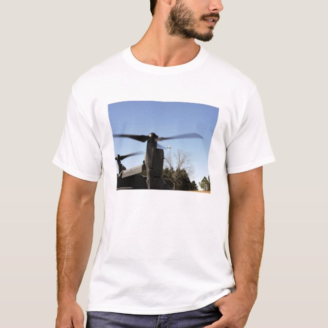 Camiseta Un CV-22 Osprey se prepara para despegar (Anverso)