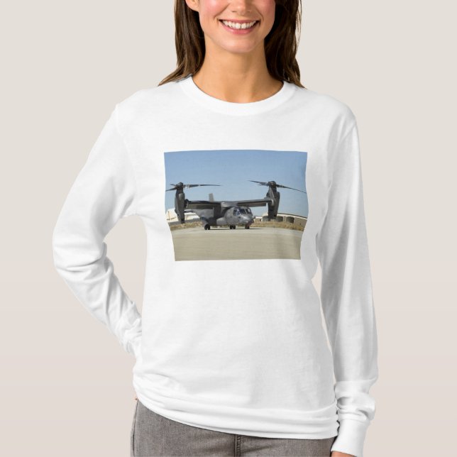 Camiseta Un CV-22 Osprey se prepara para el despegue (Anverso)