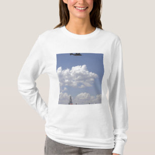 Camiseta Un CV-22 Osprey vuela sobre A.C. - 130 Hércules
