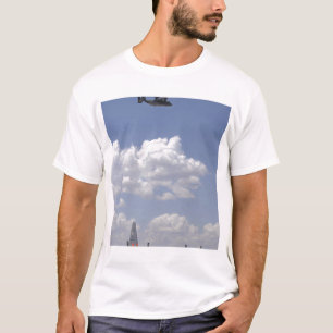 Camiseta Un CV-22 Osprey vuela sobre A.C. - 130 Hércules