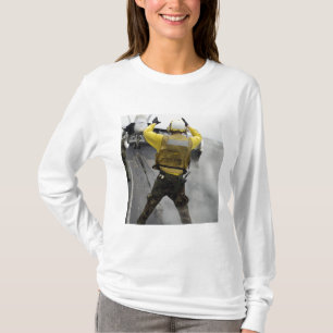 Camiseta Un director de aeronaves señala un avispón F/A-18C