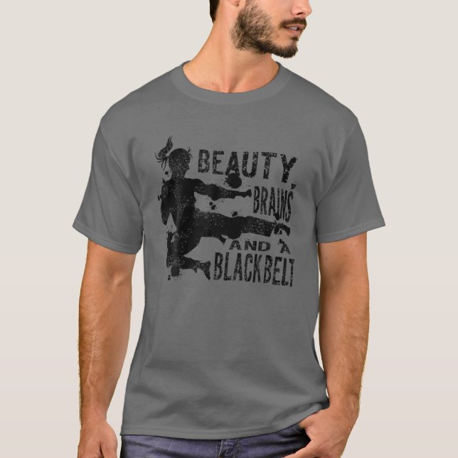 Camiseta Un divertido cerebro de belleza un cinturón negro  (Anverso)