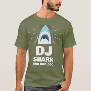 Camiseta Un DJ chiflado de tiburón lleva audífono en un n