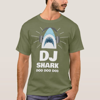 Camiseta Un DJ chiflado de tiburón lleva audífono en un niñ
