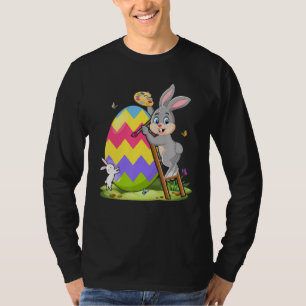 Camiseta Un dulce conejito pintando huevos de Pascua atrae 