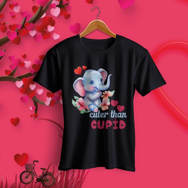 Camiseta Un elefante bebé más que un Valentín cupido-gracio (Subido por el creador)