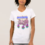 Camiseta Un gatito de Jánuca<br><div class="desc">La diversión del gatito feliz adorable de Jánuca que hace girar dreidels delante de un menorah judío tradicional es perfecta para los regalos de Chanukah y las ideas del regalo para los días de fiesta.</div>