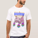 Camiseta Un gatito de Jánuca<br><div class="desc">La diversión del gatito feliz adorable de Jánuca que hace girar dreidels delante de un menorah judío tradicional es perfecta para los regalos de Chanukah y las ideas del regalo para los días de fiesta.</div>