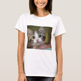 Camiseta Un gatito lindo con ojos verdes