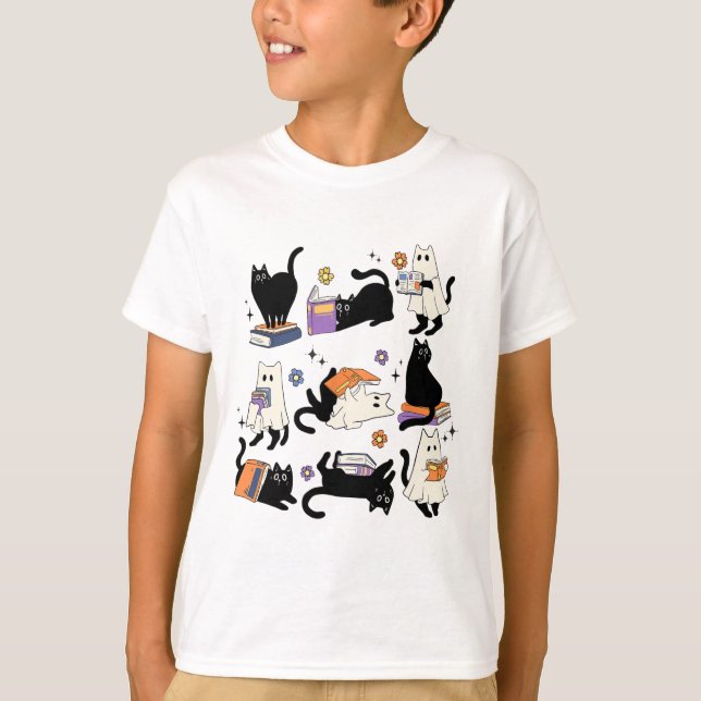 Camiseta Un gatito negro fantasma leyendo libros Halloween (Anverso)