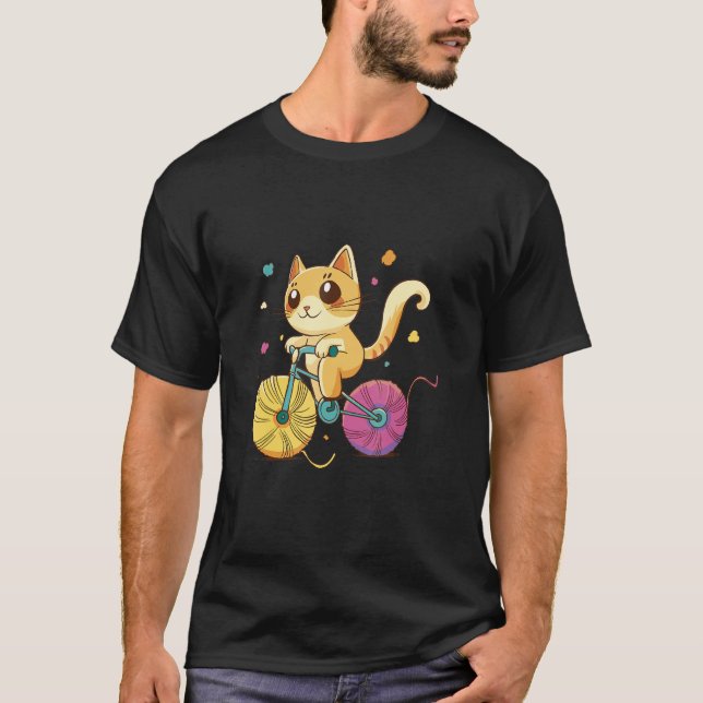 Camiseta Un gato adorable monta una bicicleta juguetona y e (Anverso)