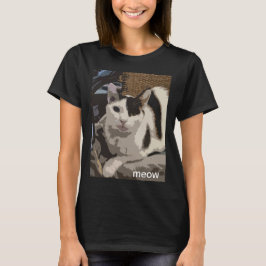 Camiseta Un gato blanco y negro en una silla de cocina. ¡Va